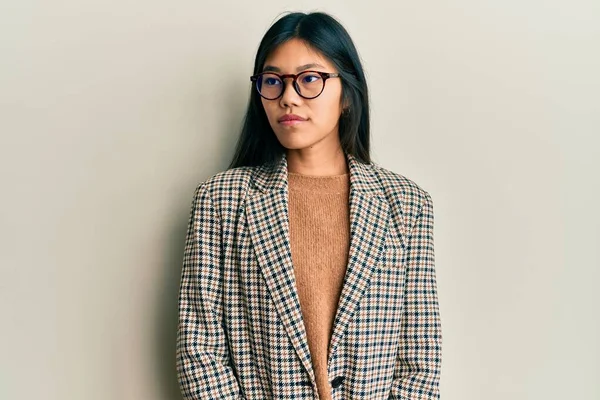 Νεαρή Κινέζα Γυναίκα Που Φοράει Επιχειρηματικό Στυλ Και Γυαλιά Χαμογελώντας — Φωτογραφία Αρχείου
