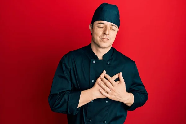 Stilig Ung Man Bär Professionell Kock Uniform Och Hatt Leende — Stockfoto