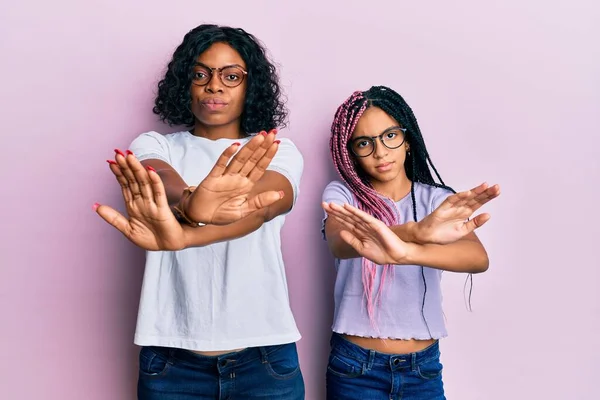 Güzel Afro Amerikan Anne Kızı Gündelik Giysiler Gözlük Takıyor Reddedilme — Stok fotoğraf