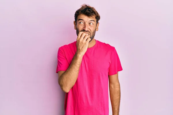 Pohledný Muž Plnovousem Sobě Ležérní Růžové Tričko Přes Růžové Pozadí — Stock fotografie