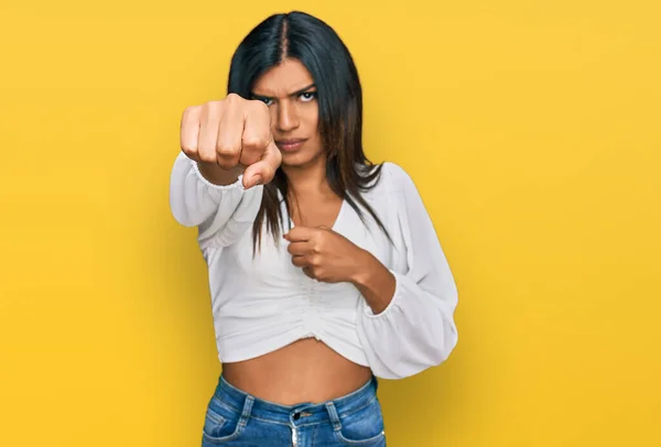 若いラテン語のトランスセクシャルトランスジェンダーの女性は 積極的かつ怒りの攻撃 脅威と暴力に拳をパンチカジュアル服を着て — ストック写真