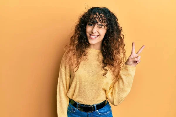 Νεαρό Ισπανόφωνο Κορίτσι Που Φοράει Καθημερινά Ρούχα Χαμογελώντας Χαρούμενο Πρόσωπο — Φωτογραφία Αρχείου