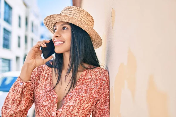 Joven Mujer Turista Afroamericana Vacaciones Hablando Teléfono Inteligente Ciudad —  Fotos de Stock