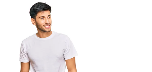 Homem Bonito Jovem Vestindo Camiseta Branca Casual Olhando Para Lado — Fotografia de Stock