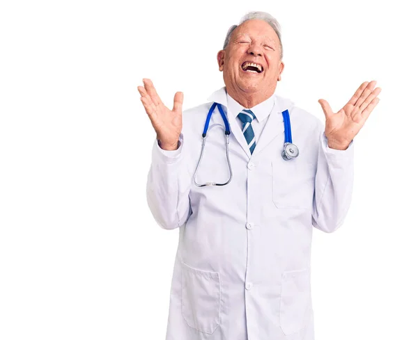 Starszy Przystojny Siwowłosy Mężczyzna Płaszczu Lekarskim Stetoskopie Świętujący Szaleństwo Sukces — Zdjęcie stockowe