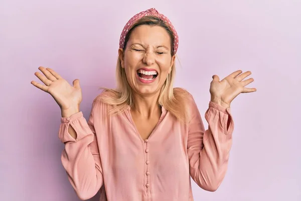 Medelålders Kaukasiska Kvinna Bär Casual Kläder Firar Galen Och Galen — Stockfoto