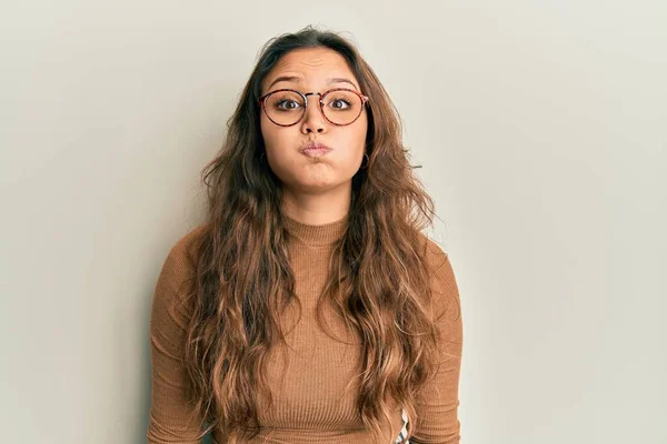 Молодая Латиноамериканка Повседневной Одежде Очках Опухшие Щеки Забавным Лицом Рот — стоковое фото
