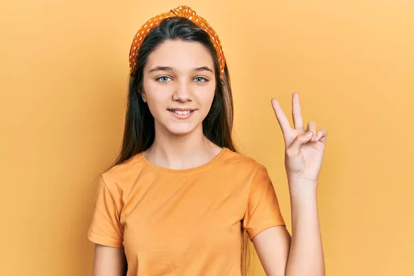 Fiatal Barna Lány Alkalmi Narancssárga Pólót Visel Mosolyog Boldog Arc — Stock Fotó