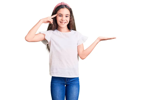 Menina Criança Hispânica Bonito Vestindo Camisa Branca Casual Confuso Irritado — Fotografia de Stock