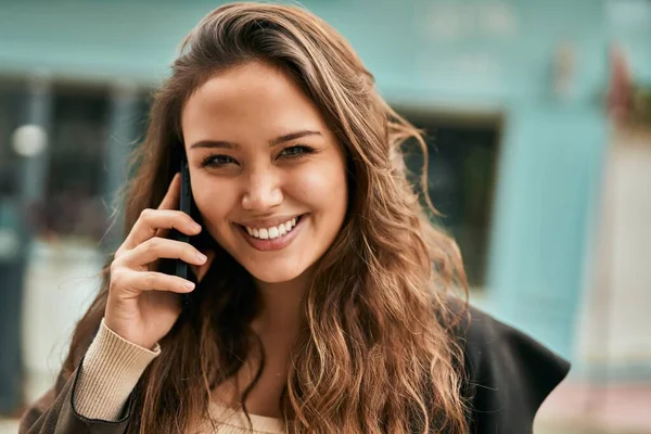 Genç Spanyol Kadın Şehirde Akıllı Telefondan Konuşuyor — Stok fotoğraf