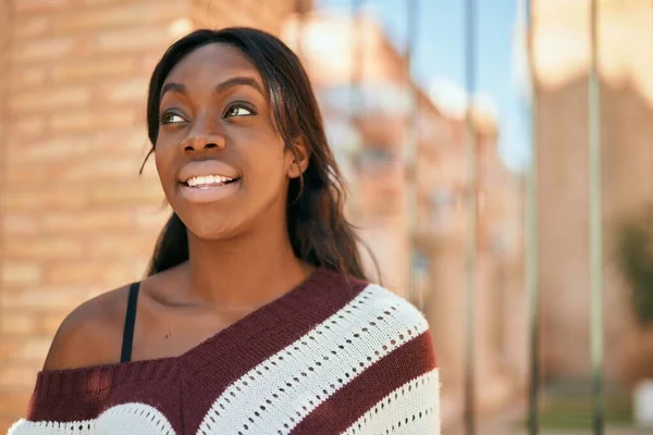 Jonge Afrikaanse Amerikaanse Vrouw Glimlachen Gelukkig Staan Stad — Stockfoto