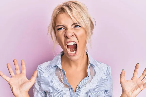 Menina Loira Jovem Vestindo Roupas Casuais Louco Louco Gritando Gritando — Fotografia de Stock