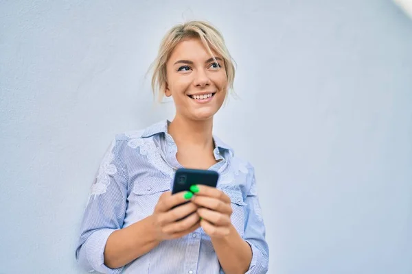 Jovem Loira Sorrindo Feliz Usando Smartphone Cidade — Fotografia de Stock