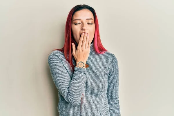 Mujer Joven Caucásica Con Ropa Casual Aburrida Bostezando Cansada Cubriendo —  Fotos de Stock