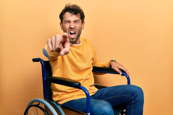 Homem Bonito Com Barba Sentado Cadeira Rodas Apontando Descontente Frustrado — Fotografia de Stock