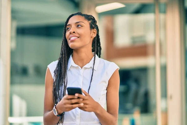 Joven Mujer Afroamericana Sonriendo Feliz Usando Smartphone Ciudad — Foto de Stock