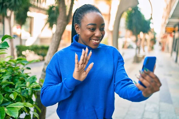 Νεαρή Αφροαμερικανή Γυναίκα Χαμογελά Ευτυχισμένη Κάνοντας Βιντεοκλήση Χρησιμοποιώντας Smartphone Στην — Φωτογραφία Αρχείου