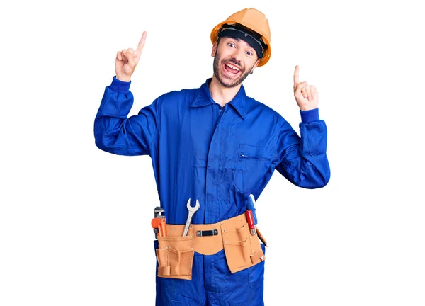 Jovem Hispânico Homem Vestindo Trabalhador Uniforme Sorrindo Espantado Surpreso Apontando — Fotografia de Stock
