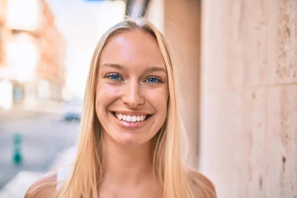 Jong Blond Meisje Glimlachen Gelukkig Wandelen Naar Stad — Stockfoto