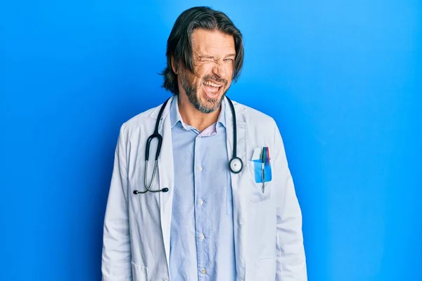 Hombre Guapo Mediana Edad Vistiendo Uniforme Médico Estetoscopio Guiñando Ojo — Foto de Stock