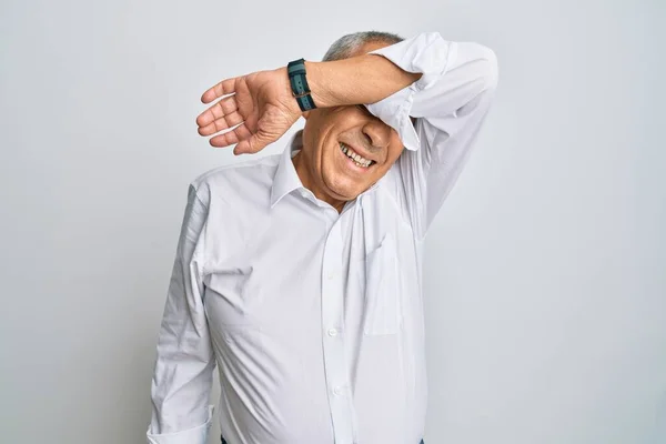 Pohledný Starší Muž Neformální Bílé Košili Zakrývající Oči Veselým Legračním — Stock fotografie