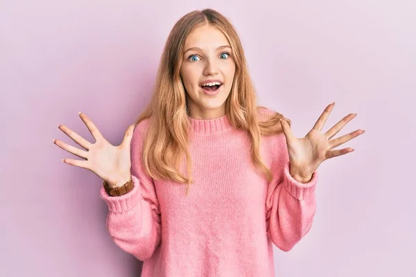 Schöne Junge Kaukasische Mädchen Lässiger Kleidung Feiern Verrückt Und Erstaunt — Stockfoto