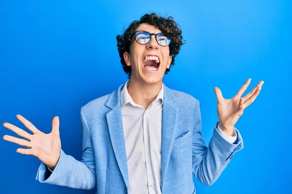 Spanyol Fiatalember Üzleti Kabátban Szemüvegben Őrült Őrült Kiabálás Kiabálás Agresszív — Stock Fotó