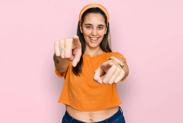 Junge Hispanische Frau Lässiger Kleidung Zeigt Mit Den Fingern Auf — Stockfoto