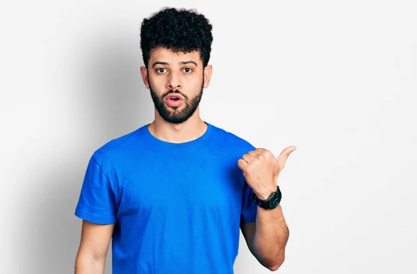 Jonge Arabische Man Met Baard Casual Blauw Shirt Verrast Wijzend — Stockfoto