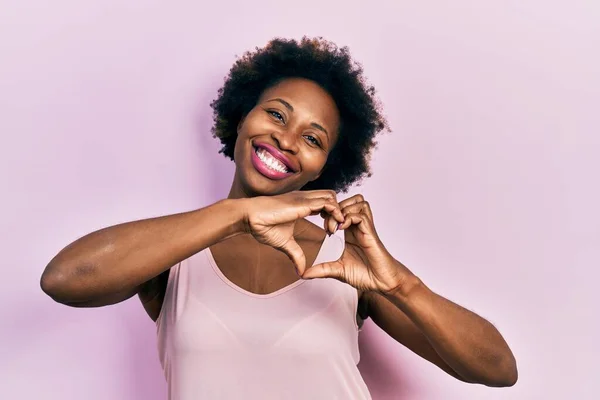 Mladá Afro Americká Žena Nosí Neformální Tričko Bez Rukávů Usmívá — Stock fotografie