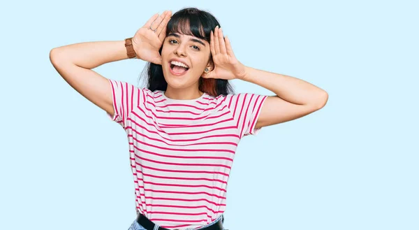 Chica Hispana Joven Con Ropa Casual Sonriente Alegre Jugando Echar — Foto de Stock