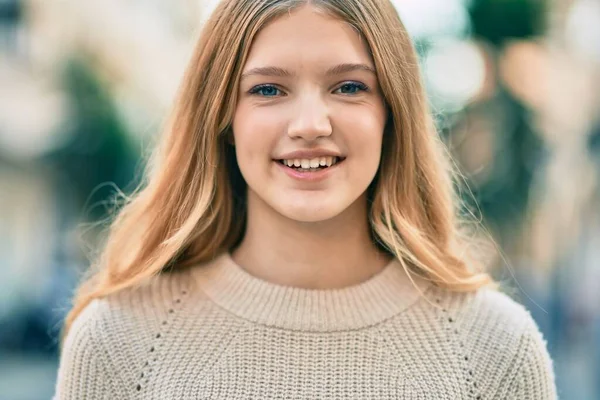 Bela Adolescente Caucasiano Sorrindo Feliz Cidade — Fotografia de Stock