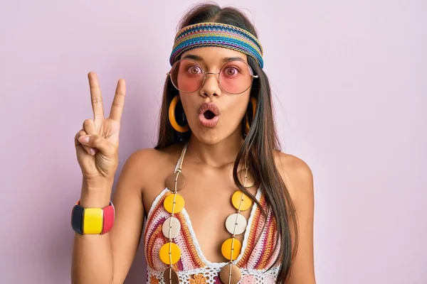 Schöne Hispanische Frau Bohemian Und Hippie Stil Tut Friedenssymbol Erschrocken — Stockfoto