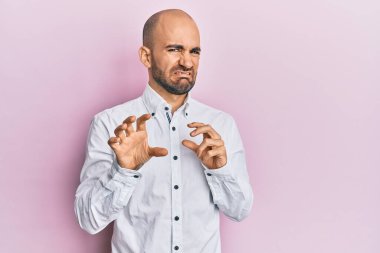 Gündelik kıyafetler giyen genç İspanyol adam tiksinti ifadesi takındı, tiksinti tepkisi yüzünden tiksinti ve korku dolu bir ifade takınıyordu. Eller havada. 