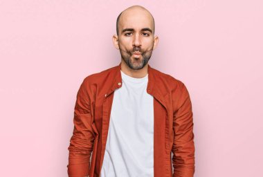 Gündelik kıyafetler giyen genç İspanyol adam dudaklarıyla balık suratı yapıyor, çılgınca ve komik bir jest. Komik ifade. 