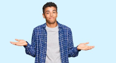 Genç, yakışıklı, Afro-Amerikan bir adam. Sıradan kıyafetler giyiyor. Hiçbir şeyden habersiz ve elleri havada, kafası karışmış bir ifade takınıyor. şüphe kavramı. 