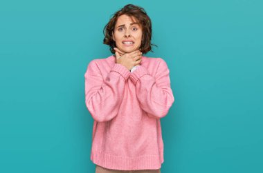 Günlük kıyafetler giyen genç İspanyol kadın boğularak can yaktığı için bağırıyor. Sağlık problemi. Boğulma ve intihar konsepti. 