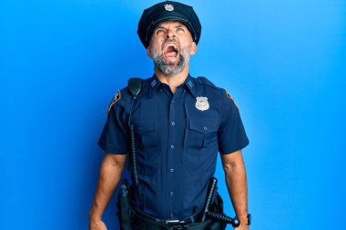 Orta yaşlı, yakışıklı, polis üniforması giyen kızgın ve kızgın bağıran sinirli ve öfkeli bir adam. Öfkeyle bağırıyor. öfke ve agresif konsept. 