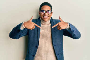 Zarif kıyafetler ve gözlük takan, kendine güvenen, gülümseyen, kendini gururlu ve mutlu gösteren yakışıklı İspanyol bir adam.. 