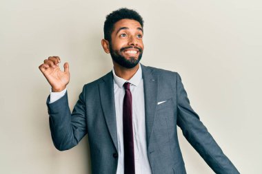 Yakışıklı, sakallı, takım elbiseli, kravatlı mutlu ve neşeli dans eden, gülümseyen, rahat ve kendinden emin bir şekilde müzik dinleyen bir İspanyol. 