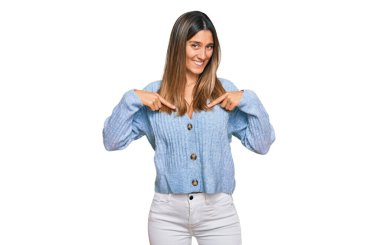 Gündelik kıyafetler giyen, kendine güveni olan, kendini gururlu ve mutlu gösteren genç bir kadın.. 