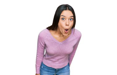 Gündelik kıyafetler giyen genç İspanyol kız. Şaşırmış ve korkmuş bir ifade, korku ve heyecanlı bir yüz ifadesi var.. 