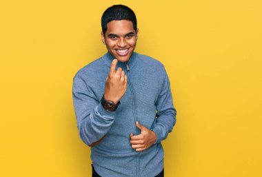 Genç, yakışıklı, sıradan bir eşofman giyen İspanyol bir adam seni buraya davet ediyor. 