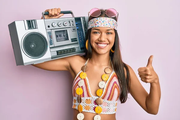 Schöne Hispanische Frau Trägt Hippie Stil Hält Boom Box Lächelnd — Stockfoto