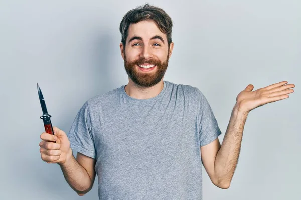 Hombre Caucásico Con Barba Sosteniendo Navaja Celebrando Victoria Con Sonrisa — Foto de Stock