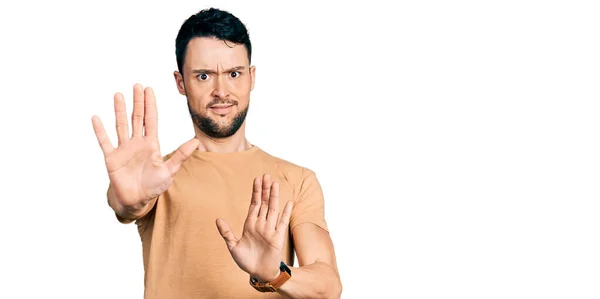 Hispanischer Mann Mit Bart Trägt Lässiges Shirt Und Macht Stop — Stockfoto