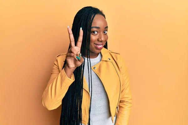 Jonge Afrikaanse Amerikaanse Vrouw Dragen Casual Jas Tonen Wijzen Met — Stockfoto