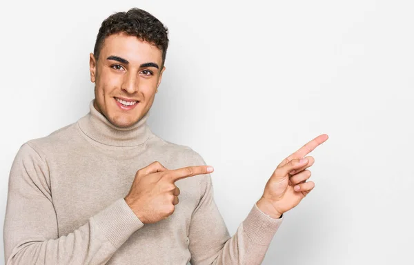 Giovane Ispanico Che Indossa Maglione Casual Collo Alto Sorridente Guardando — Foto Stock