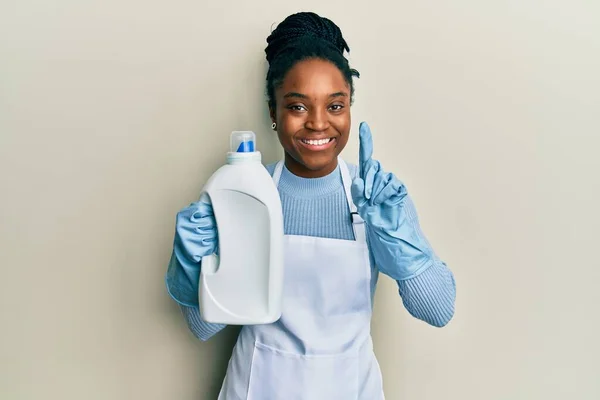 Mujer Afroamericana Con Cabello Trenzado Sosteniendo Botella Detergente Sonriendo Con —  Fotos de Stock