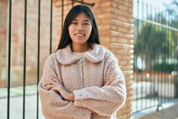 Giovane Donna Asiatica Sorridente Felice Piedi Città — Foto Stock